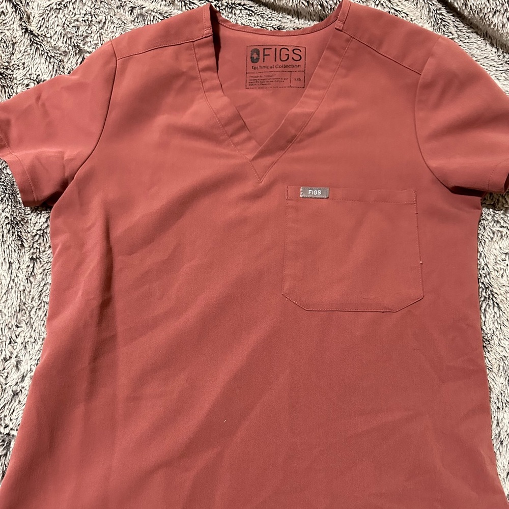 Figs Auburn Catarina scrub top